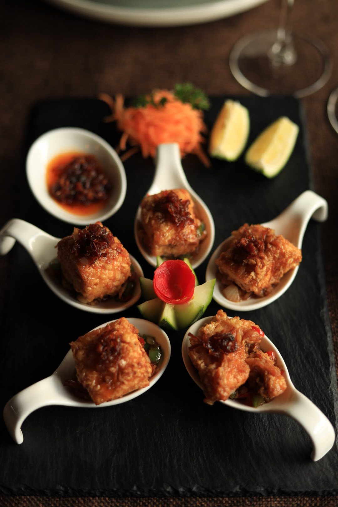 Tasting spoons of crispy bites with chilli dip